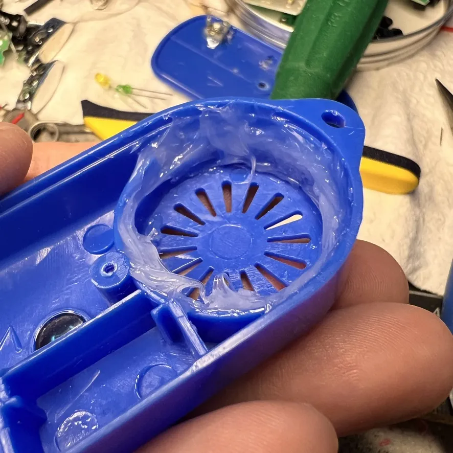 青い本体の内側。放射状のスピーカーの穴が見える