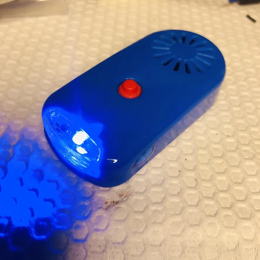 前のLEDを光らせた、青い本体