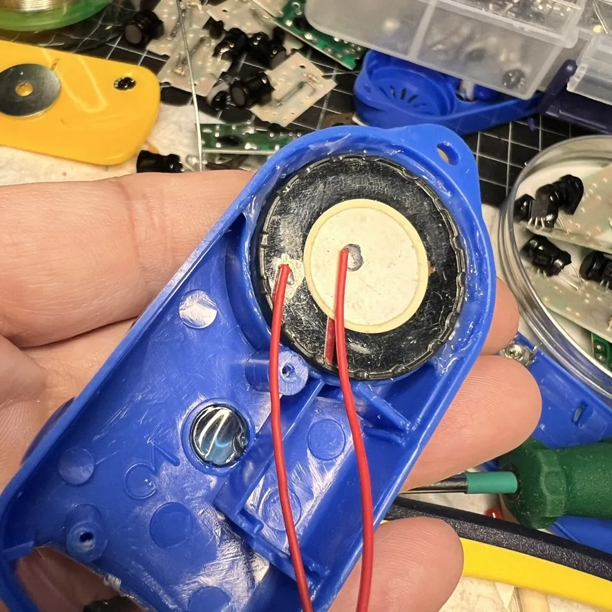 開けた青い本体の中。スピーカーと赤い配線が見える