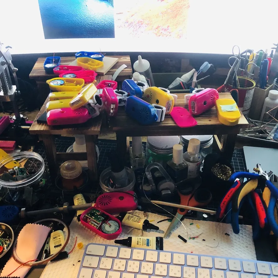 工具とセンサーの本体が並ぶ、作り手の作業台