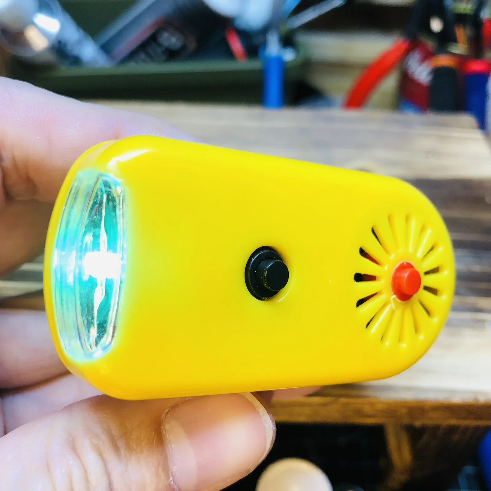 前のLEDが青白く光っている、黄色い本体