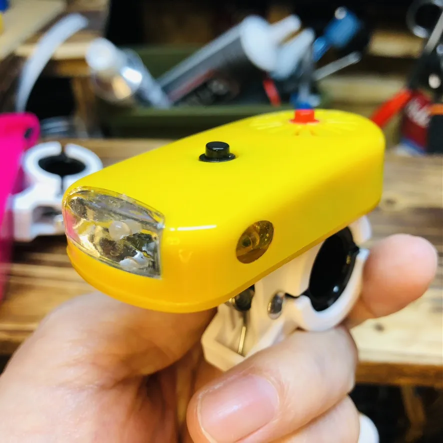 手に持った黄色い本体。前のLEDが見える