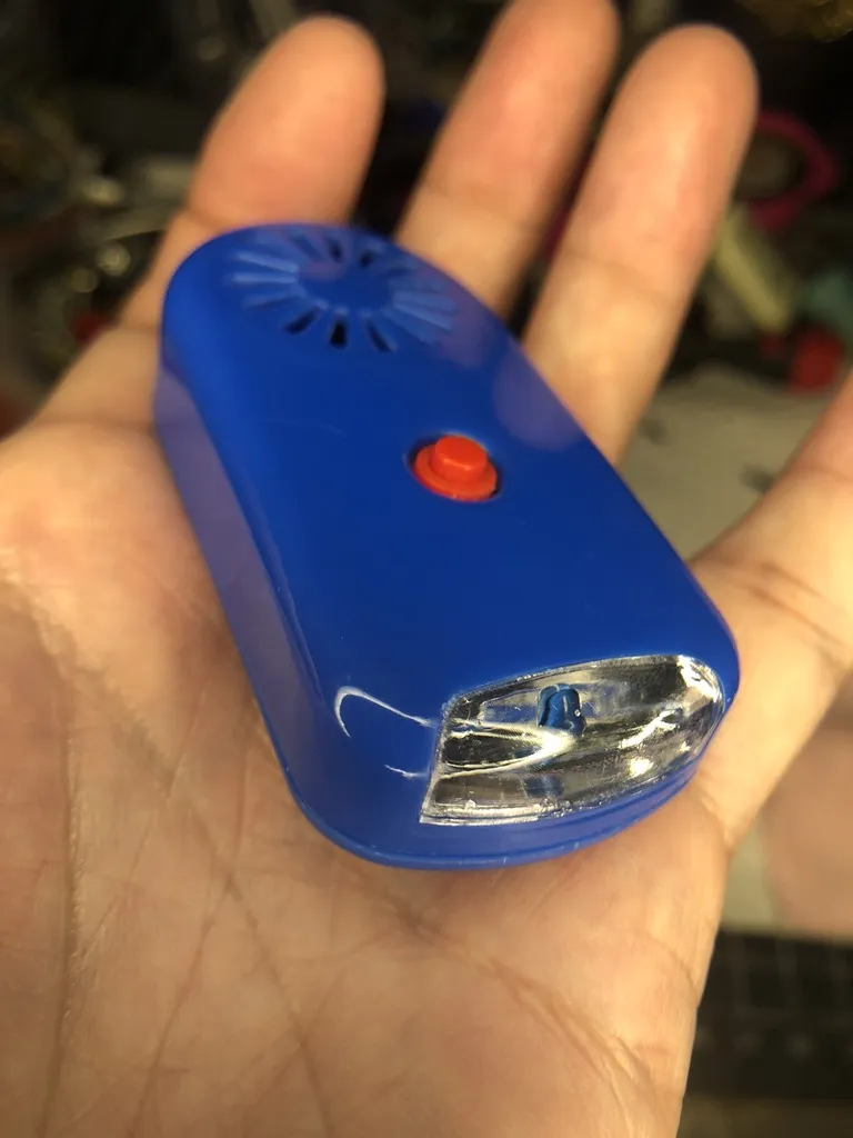 手のひらに乗った青い本体の、前面のLED