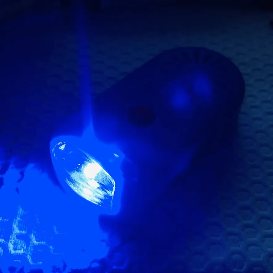 暗がりで青く光る、本体の前のLED