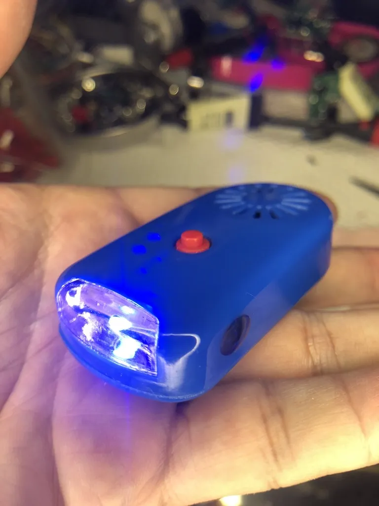 手の上で、前のLEDが青く光る本体
