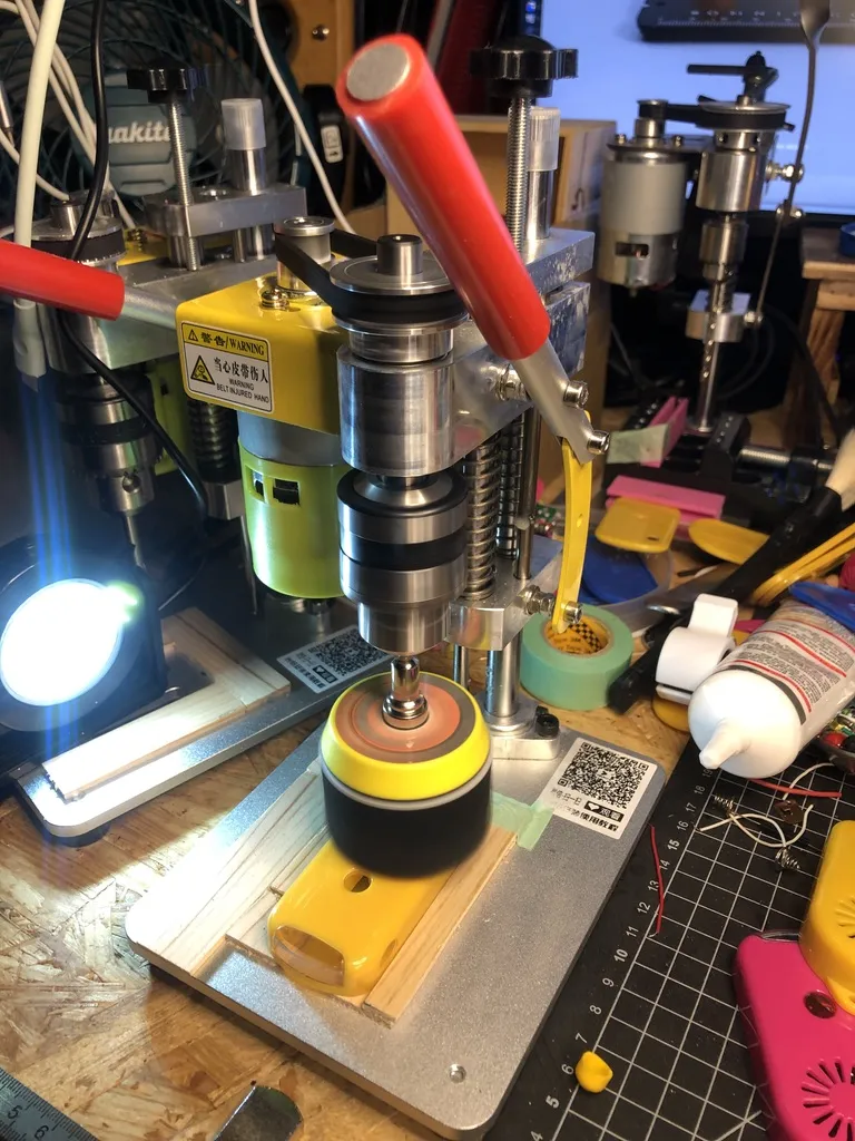 機械で本体を磨く作業を、少し離れて写した写真