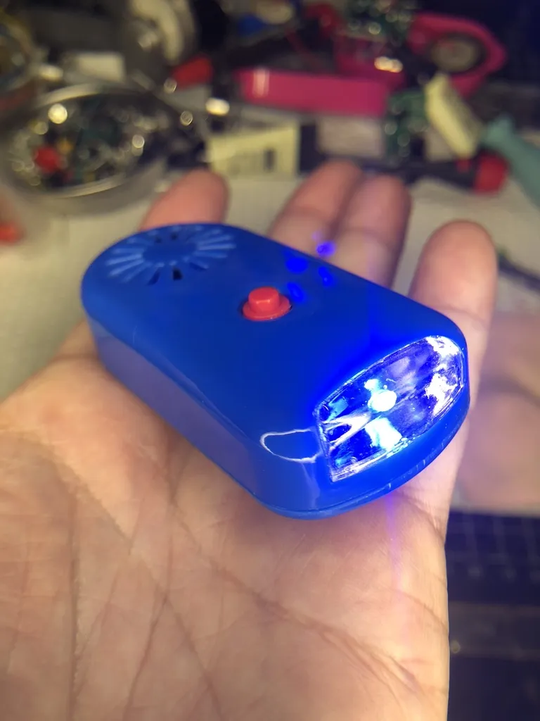 手のひらに乗せた、LEDが光る青い本体