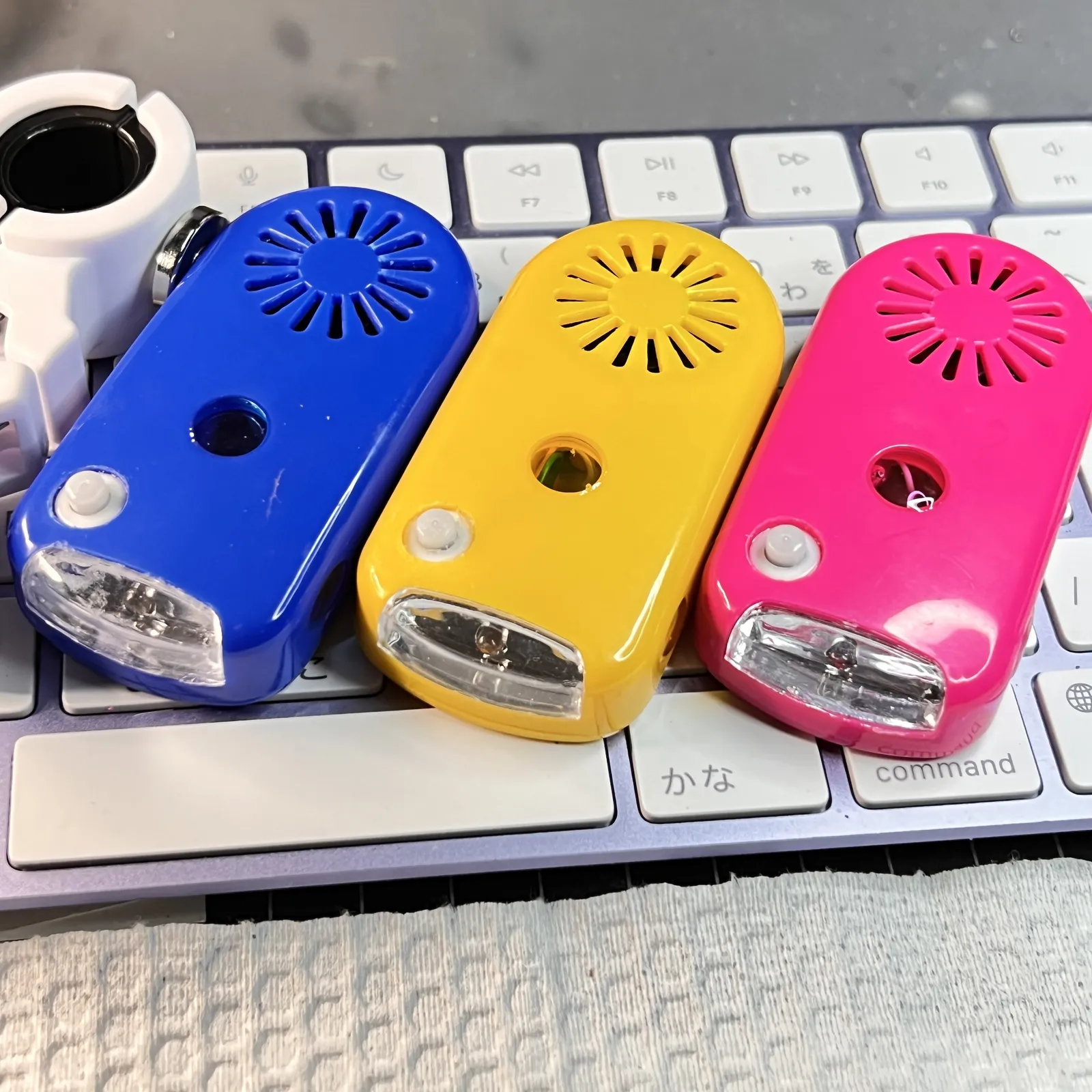 青・黄色・ピンクの本体が、キーボードの上に並んでいる