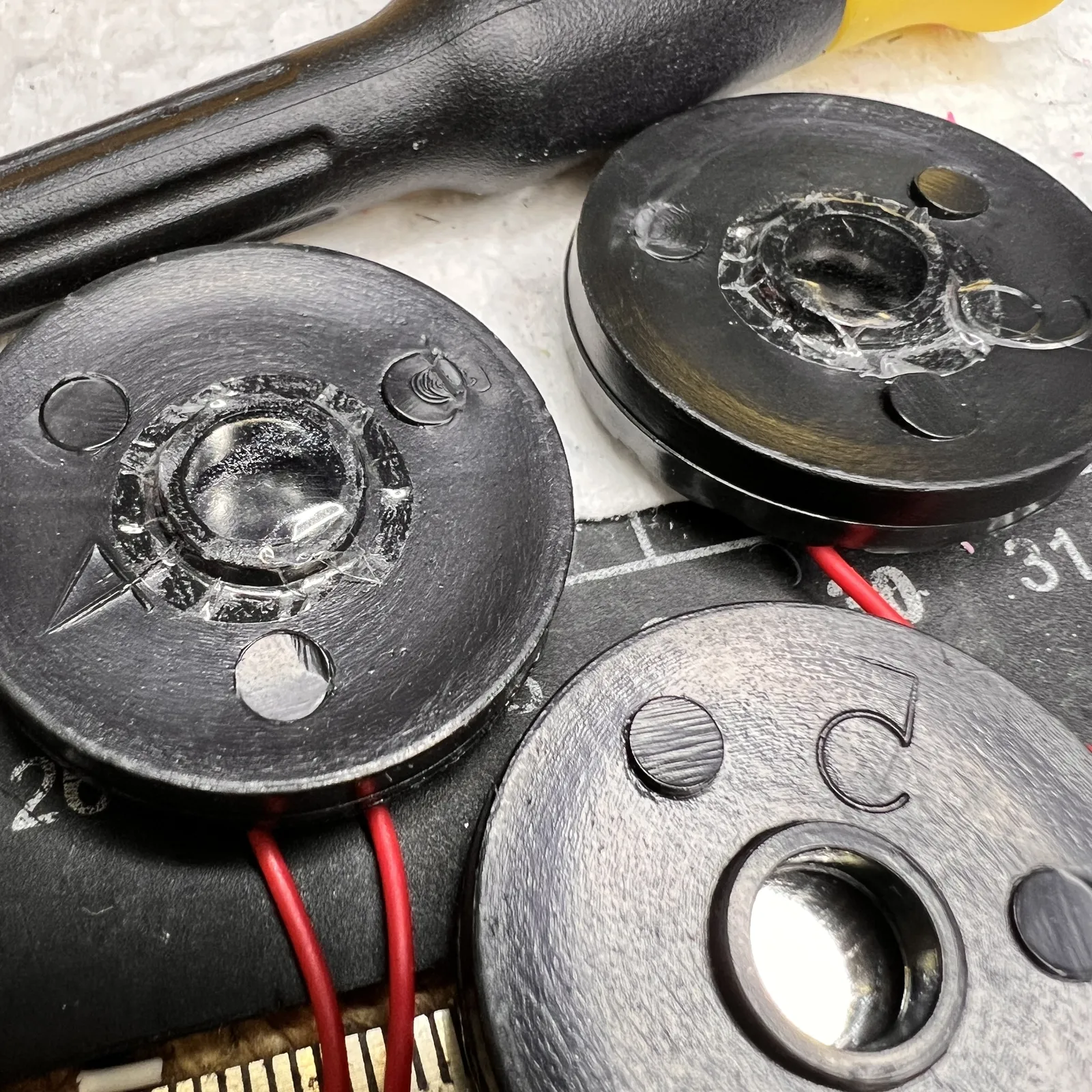 赤い配線のついた、黒いスピーカーが3つ並んでいる