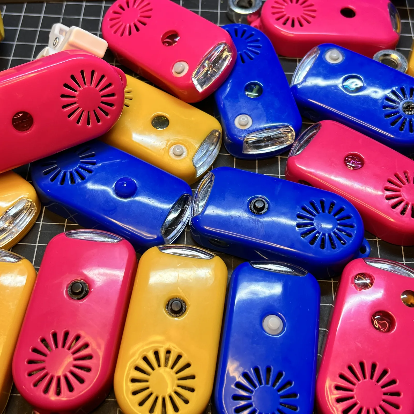 ピンク・青・黄色の本体が、たくさん並んでいる