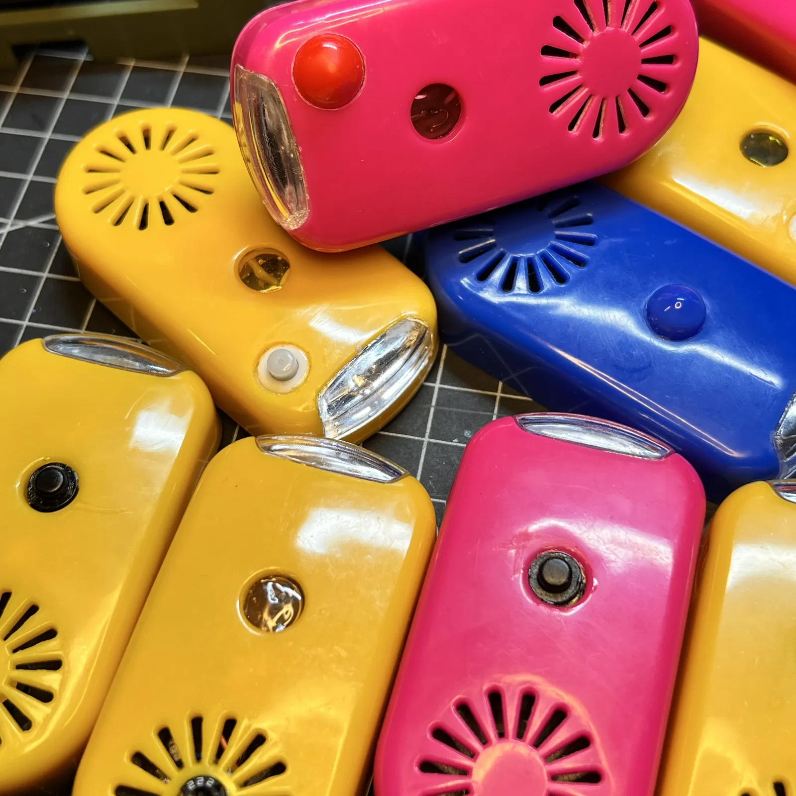 作業台に並べた、ピンク・青・黄色の本体