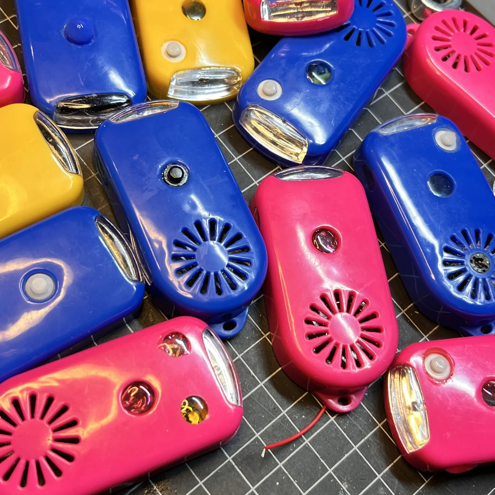 青・黄色・ピンクの本体が並んでいる