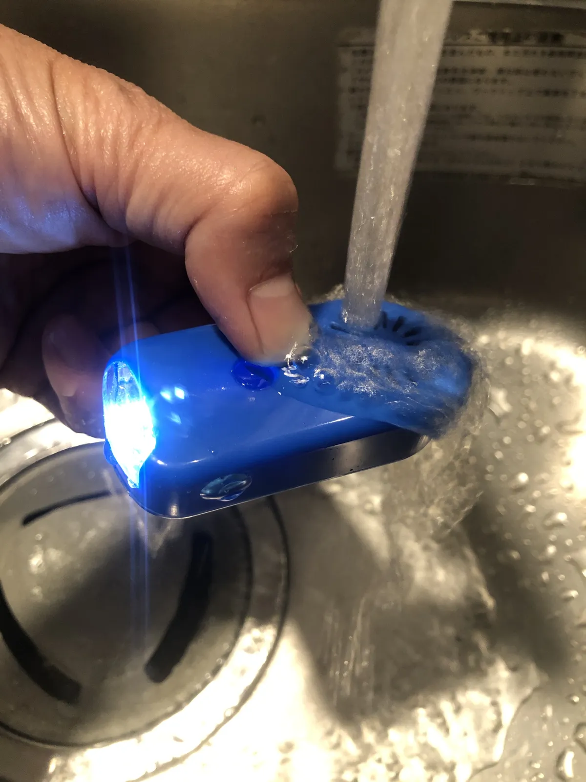 水を当てても青く光り続ける本体（防水の確認）