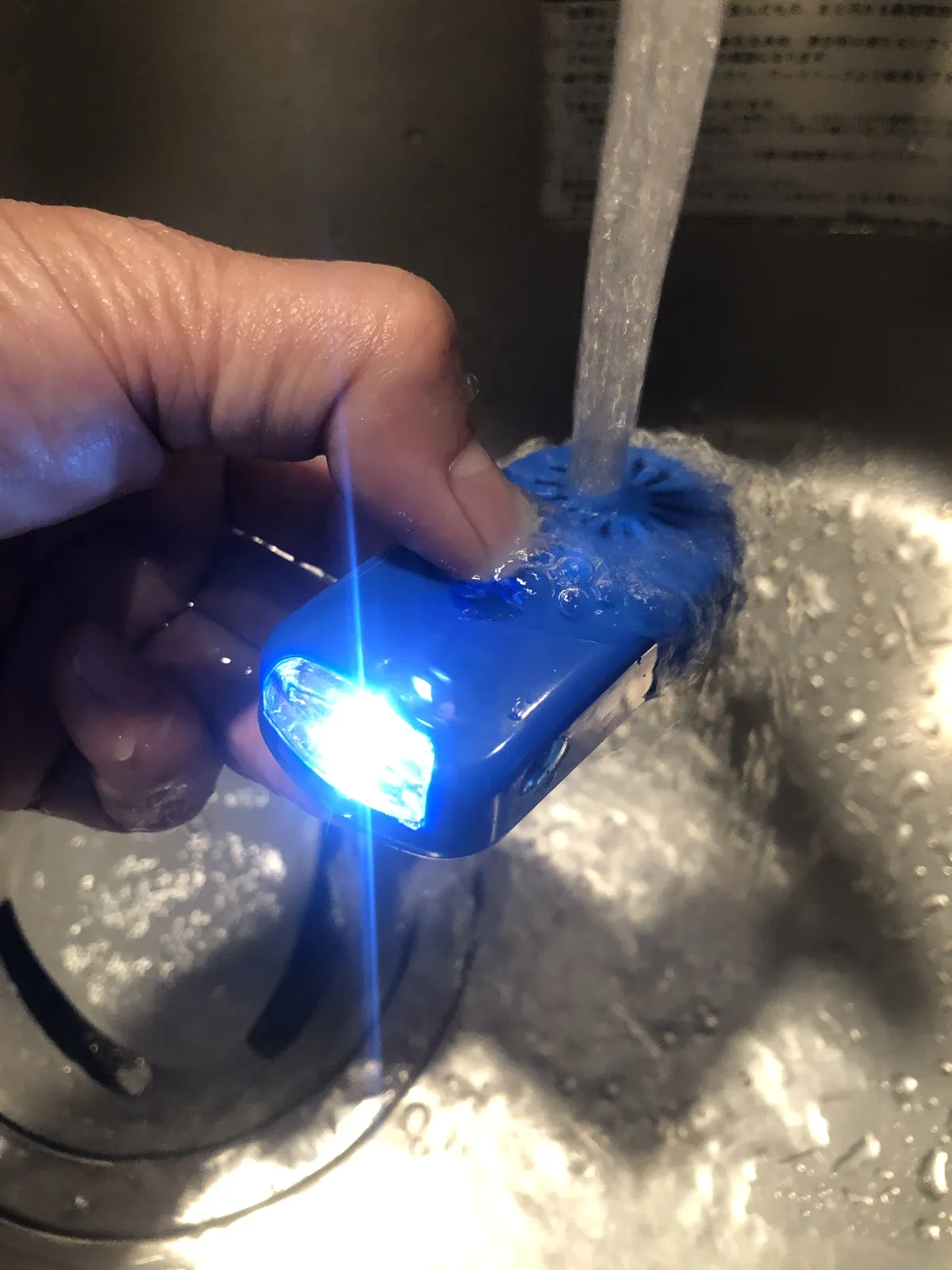 水の下で前のLEDが光る、青い本体