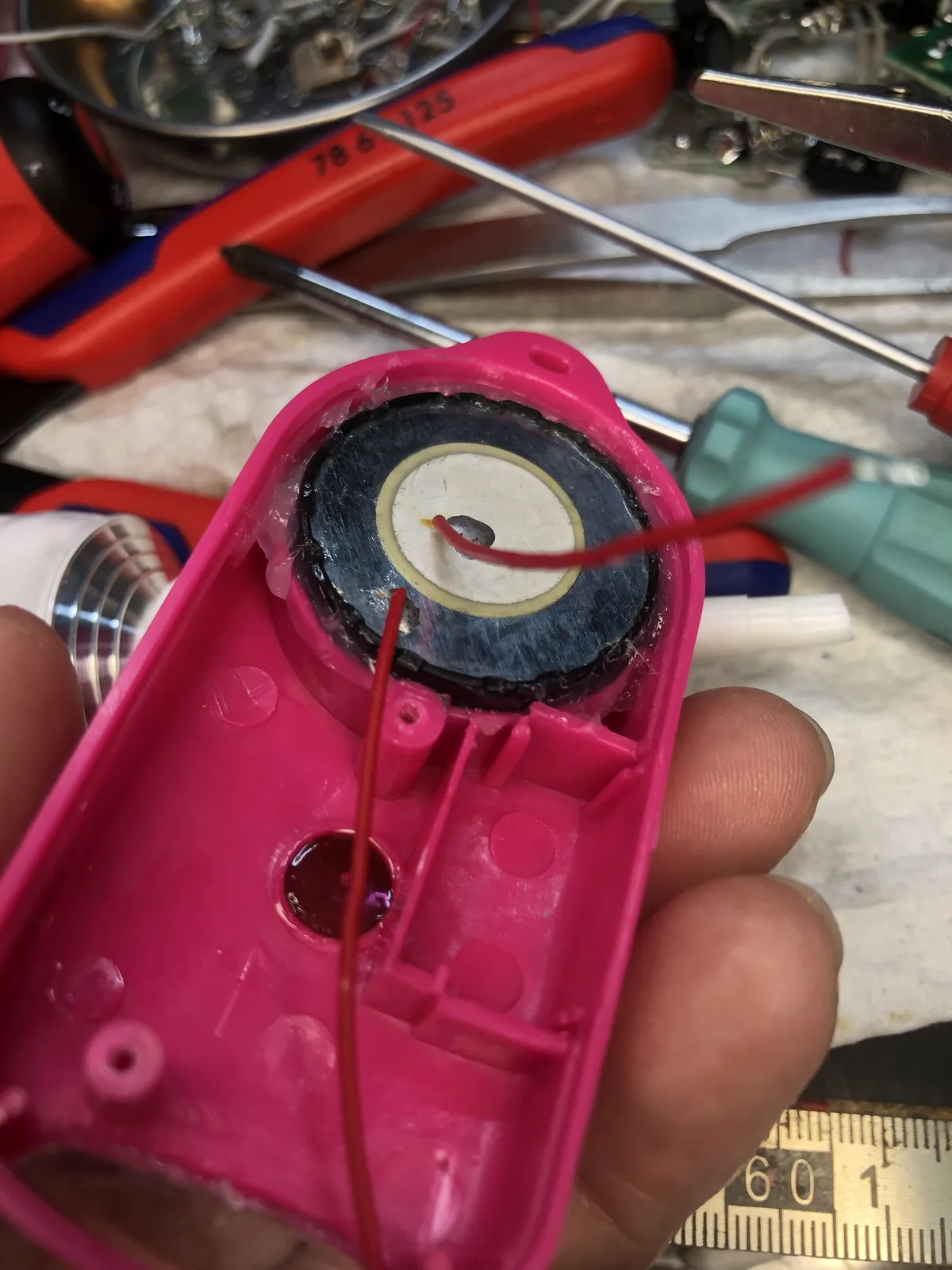 手に持ったピンクの本体の中のスピーカー