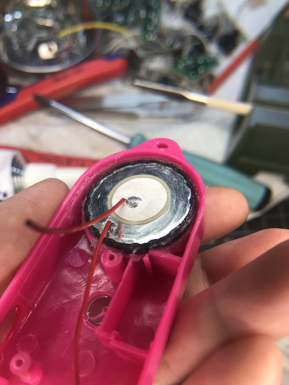 開けたピンクの本体の中に、スピーカーと配線が見える