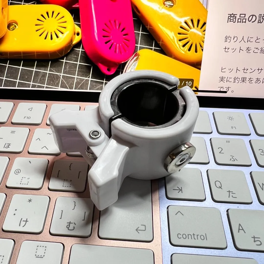 キーボードの上に置いた、白いクリップ