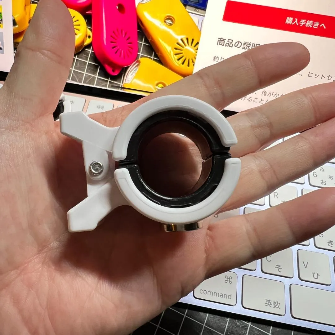手のひらに乗せた、白いクリップ