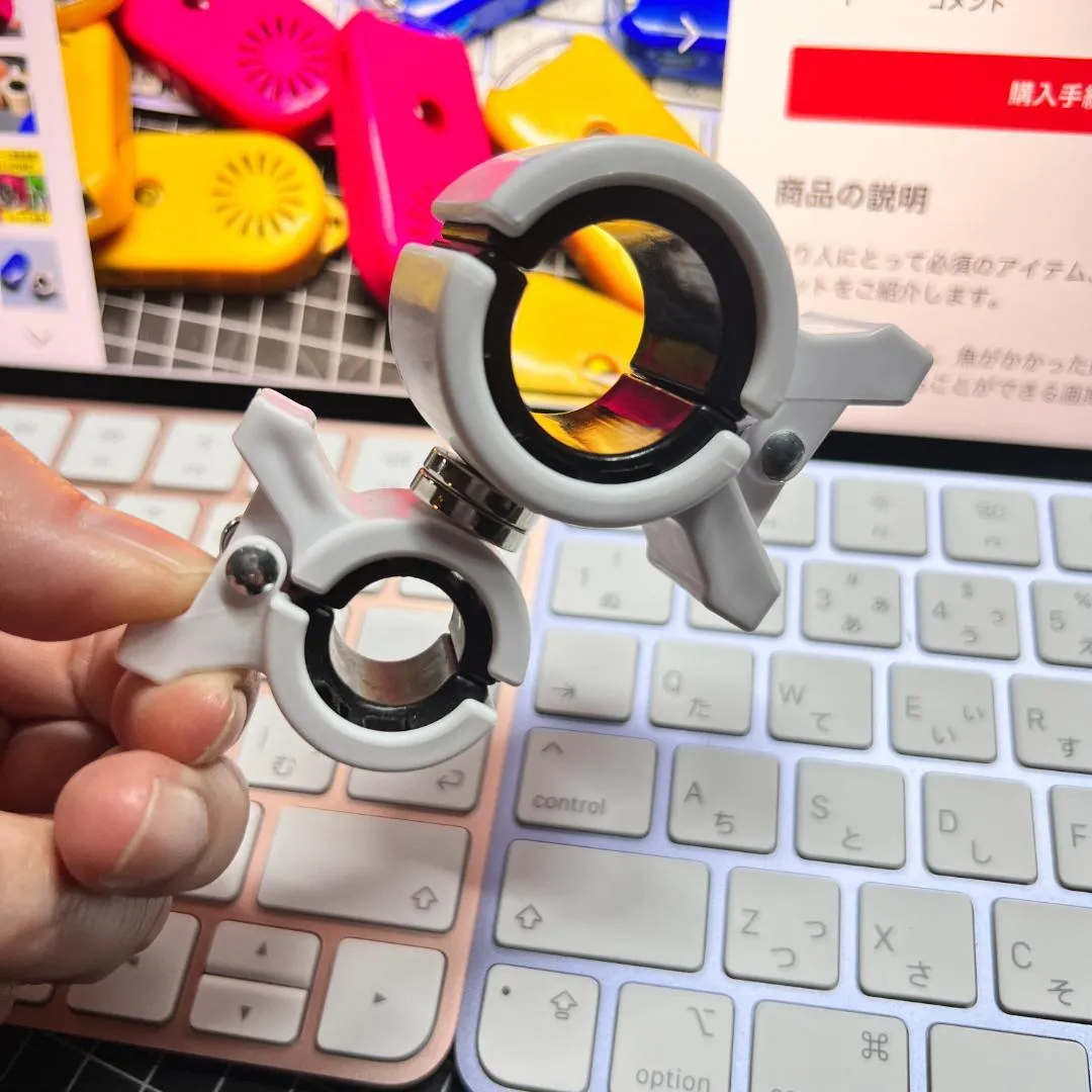 大小2つの白いクリップを、キーボードの上で持っているところ