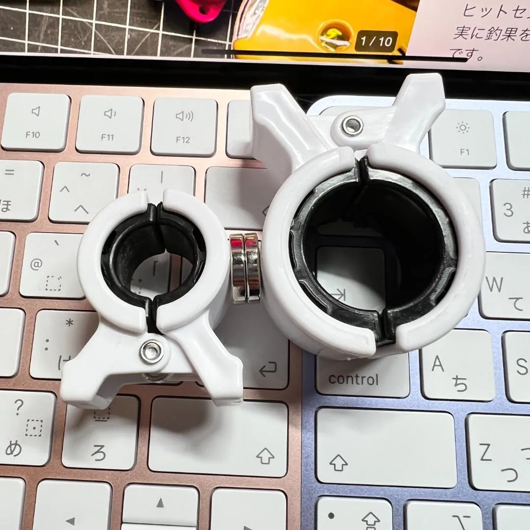 キーボードの上に置いた、大小2つの白いクリップ