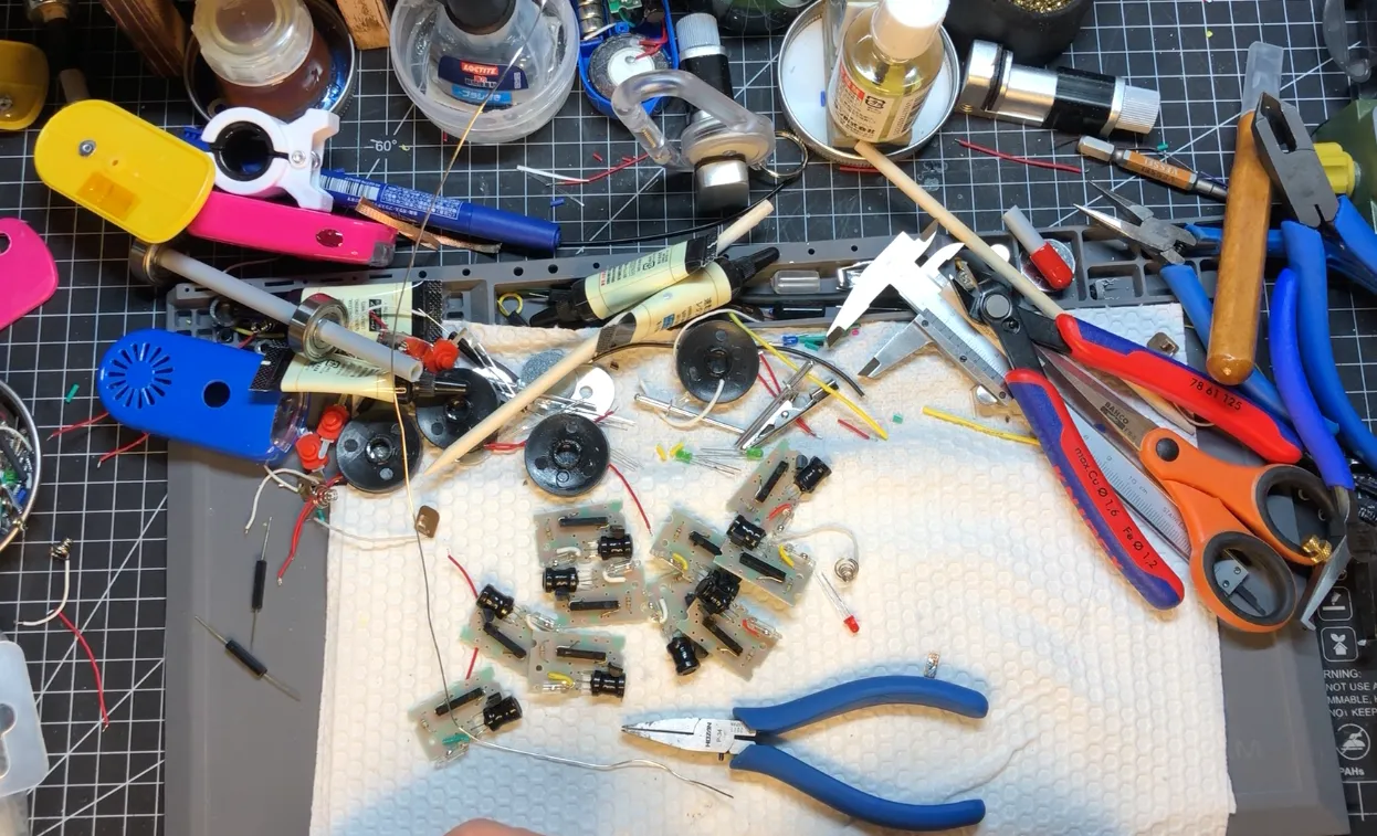 作業台に広げた、基板と工具と本体
